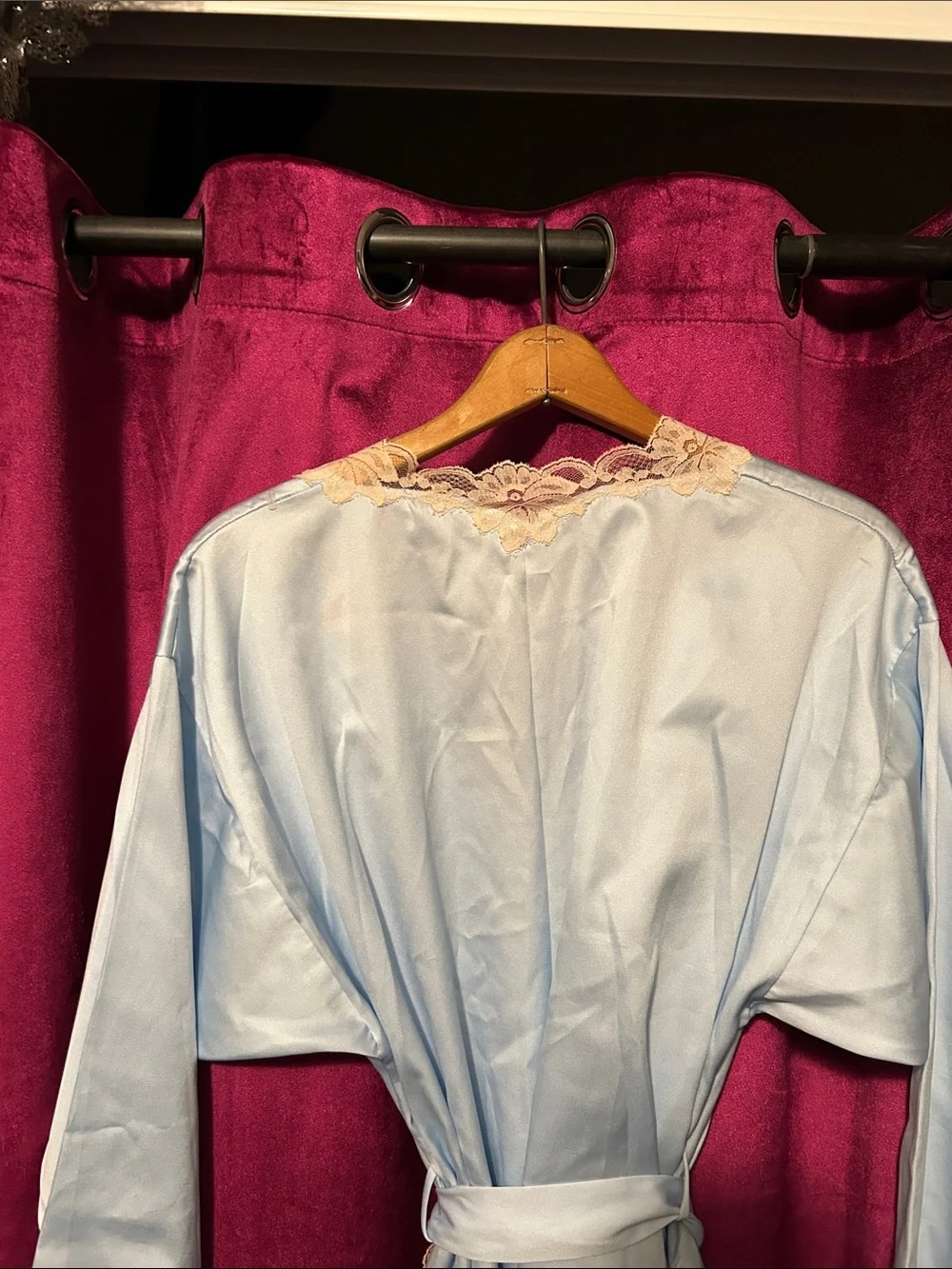 Vintage 1970-1980 Like New Miss Elaine Light Blue Satin Robe w/Cream Lace Trim